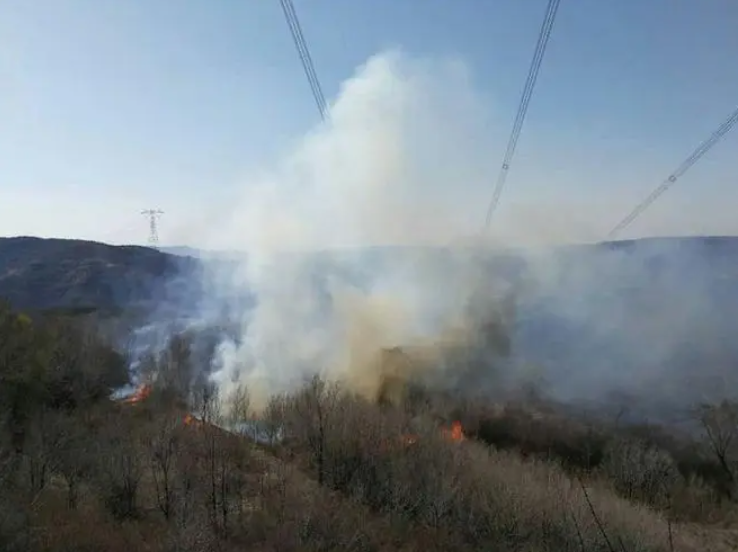 輸電線路周邊秸稈焚燒視頻在線監測技術方案采用重載云臺火點監測攝像機更有性價比