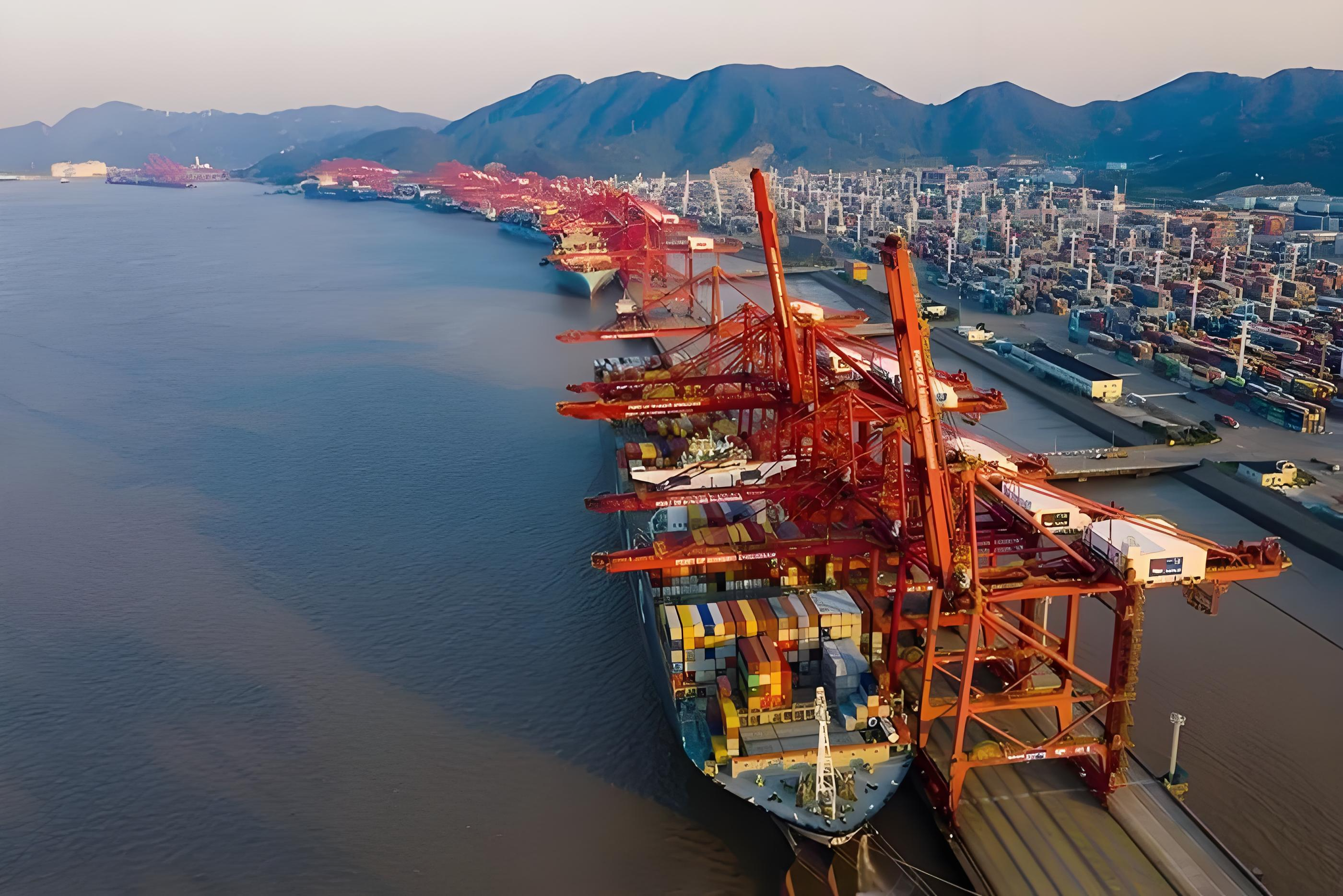 光電轉(zhuǎn)臺(tái)球機(jī)在港口監(jiān)控中的應(yīng)用：三公里激光夜視技術(shù)突破